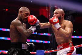 Giảm cân cấp tốc vì 13 tỷ tiền phạt, nhà vô địch boxing nhập viện