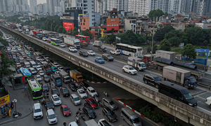 Vạn người rời phố, xe cộ chôn chân nhiều giờ ở cửa ngõ Hà Nội
