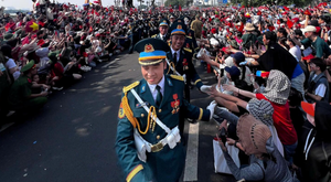 Đoàn diễu binh xuống phố, chiến sĩ đi giữa vòng tay Nhân dân