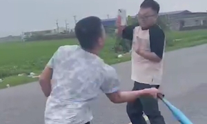 Bắt khẩn cấp tài xế bán tải dùng gậy bóng chày đánh người sau va chạm giao thông