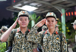 Khoảnh khắc xúc động chia tay các chiến sĩ trở về sau lễ diễu binh 30/4