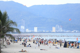 Các bãi biển, điểm du lịch nổi tiếng miền Trung ken đặc du khách kỳ nghỉ lễ