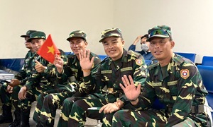 Đoàn diễu binh quân đội Lào chia tay Việt Nam, trở về nước