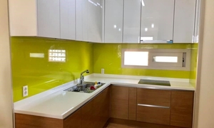 Tường bếp nên ốp gạch hay kính?