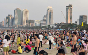 Biển người ở các bãi tắm Đà Nẵng và phố cổ Hội An dịp lễ 30/4-1/5
