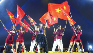 Chi Pu ghi điểm với hành động tinh tế khi hát cùng cờ Tổ quốc