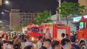 Cháy tại tầng 4 chung cư Mường Thanh, tuyến phố du lịch náo loạn