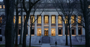 Ông Trump thu hồi quy chế miễn thuế cho Đại học Harvard
