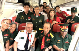 Chuyến bay Vietjet bất ngờ chào đón những người viết nên lịch sử