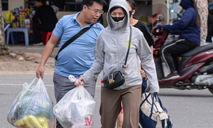 Nhiều người khệ nệ mang quà quê trở về Hà Nội 