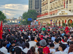 Tour lịch sử bùng nổ, du khách đến TP.HCM đông chưa từng có