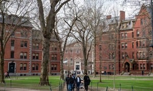 ĐH Harvard gọi đề xuất tước quy chế miễn thuế của ông Trump là phi pháp