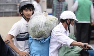 Người dân tay xách nách mang trở lại Hà Nội ngày cuối kỳ nghỉ lễ