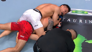 Cao thủ Peru đầu hàng, võ sĩ Việt Nam thắng trận đầu tiên ở UFC