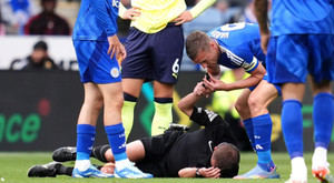 Sao Ngoại hạng Anh thổi còi thay cho trọng tài bị chấn thương