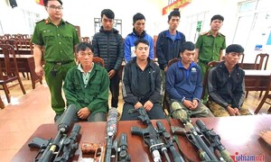 Cảnh sát mật phục bắt giữ 7 người mang súng vào rừng