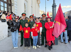 Kiều bào ở Nga chào đón bộ đội Việt Nam duyệt binh trên Quảng trường Đỏ