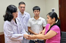 Bộ trưởng Y tế thăm bé trai vụ 'không được cấp cứu vì chưa đủ tiền viện phí'