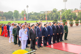 Lãnh đạo Đảng, Nhà nước, ĐBQH vào Lăng viếng Chủ tịch Hồ Chí Minh
