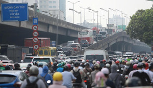 Xe cộ ken đặc khắp ngả đường Hà Nội trong ngày đầu đi làm sau nghỉ lễ