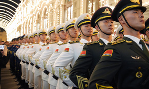 Người dân reo hò xem quân đội Trung Quốc tham gia duyệt binh ở Nga