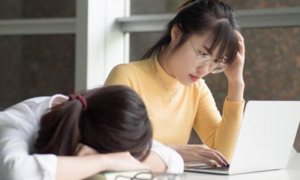 Vùi đầu học để lấy bằng giỏi, nhiều sinh viên vỡ mộng không xin được việc 