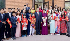 Tổng Bí thư Tô Lâm gặp gỡ cán bộ Đại sứ quán Việt Nam tại Kazakhstan