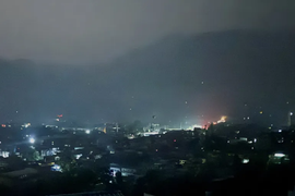 Khoảnh khắc Ấn Độ tập kích mục tiêu ở Pakistan bằng tên lửa