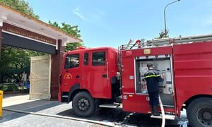 Cháy phòng thí nghiệm trường chuyên nổi tiếng Nghệ An, sơ tán nhiều học sinh