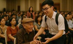 Sinh viên nhường chỗ cựu chiến binh là bình thường, sao lại tặng bằng khen?