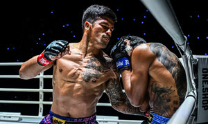 Võ sĩ Thái Lan ra đòn như 'bom nổ chậm', đối thủ 1 giây sau mới ngã gục