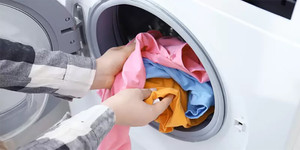 Quần áo giặt xong quên phơi nhiều giờ có cần giặt lại?