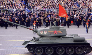 Khoảnh khắc đoàn xe tăng huyền thoại T-34 tiến vào Quảng trường Đỏ