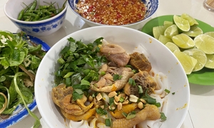 Cách nấu mì Quảng gà ngon chuẩn vị đơn giản