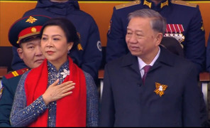 Tổng Bí thư Tô Lâm và phu nhân xúc động khi đoàn quân Việt Nam diễu binh qua Quảng trường Đỏ