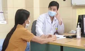 Day dứt của bác sĩ khi người nhà bệnh nhân xin giấu bệnh ung thư