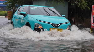 Nhiều tuyến đường TP.HCM ngập gần lút bánh xe trong mưa lớn