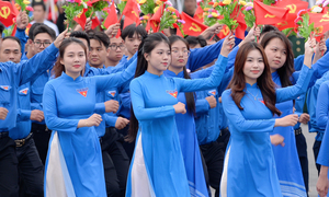 Rạng rỡ những 'bóng hồng' tham gia diễu hành kỷ niệm 70 năm giải phóng Hải Phòng