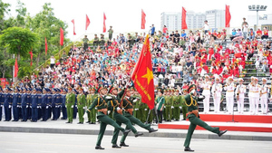 Trực tiếp: Duyệt đội ngũ và diễu hành kỷ niệm 70 năm ngày giải phóng Hải Phòng