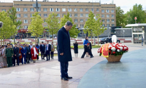 Tổng Bí thư Tô Lâm dâng hoa tưởng nhớ Chủ tịch Hồ Chí Minh tại Nga