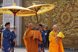 Dòng người cung thỉnh Xá lợi trái tim Bồ tát Thích Quảng Đức vào tháp Đa Bảo