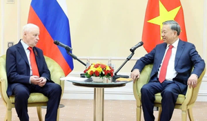 Tổng Bí thư gặp Chủ tịch Đảng nước Nga Công bằng Sergey Mironov