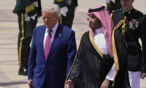 Tổng thống Trump đến Trung Đông, Thái tử Ả Rập Xê-út đón ở sân bay