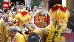 Khoảnh khắc linh thiêng: Biển người ở chùa Quán Sứ được tận mắt chiêm bái Xá lợi Phật