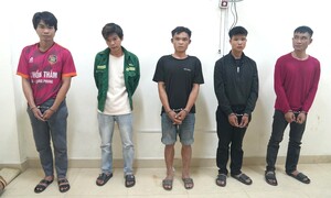 Bắt 5 con nghiện chuyên cướp giật tài sản của người đi đường