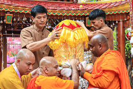 Cận cảnh cung rước xá lợi Phật về chùa Quán Sứ, người dân thành kính chiêm bái bên đường