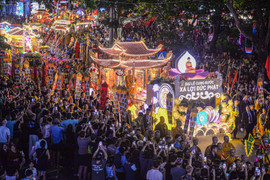 Biển người đổ về Hồ Gươm, cung kính chiêm bái xá lợi Đức Phật