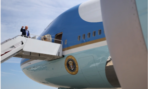 Ông Trump nhận máy bay của Qatar, chính quyền Mỹ dậy sóng