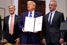 Ông Trump ký sắc lệnh hành pháp yêu cầu giảm giá thuốc trong 30 ngày 