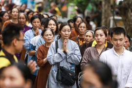 Phật tử vượt trăm cây số, xếp hàng từ 1h sáng chờ chiêm bái xá lợi Đức Phật